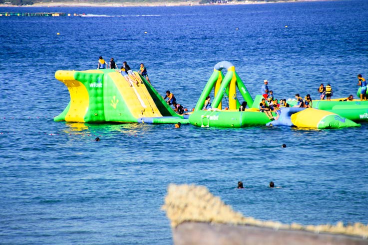 Aktivität auf dem Meer in der Nähe des Campingplatzes 