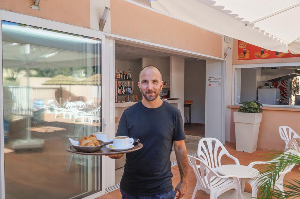 Castors Camping Restaurant Server