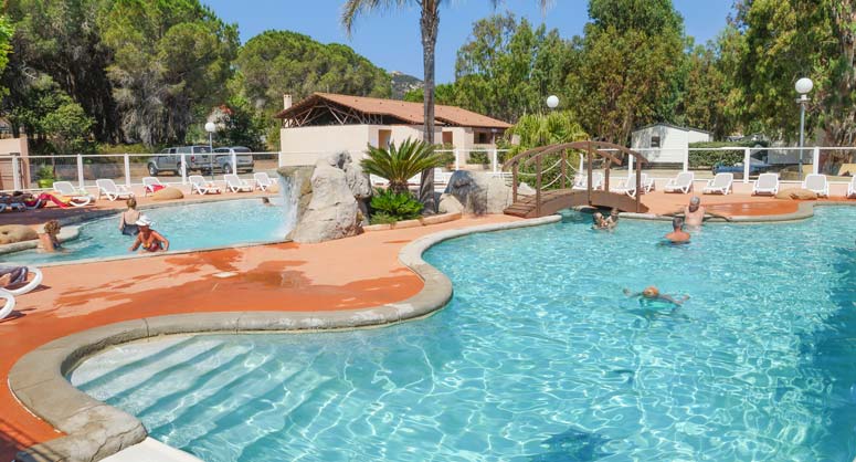 Blick von oben auf den Wasserpark